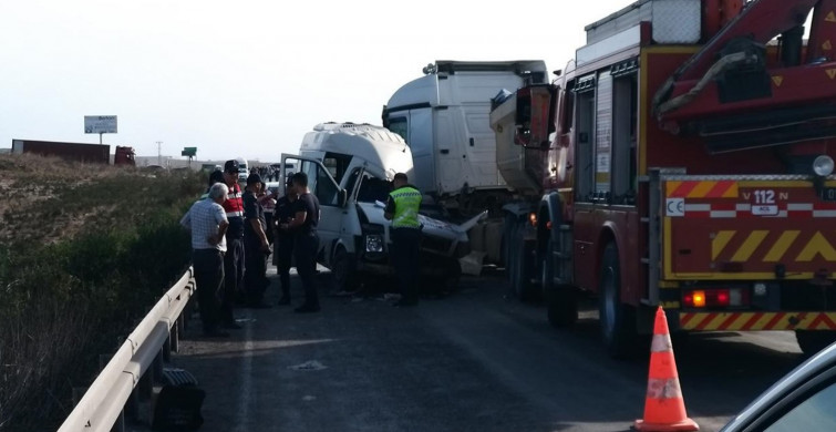 Adana’da tır ile servis minibüsü çarpıştı: 3 kişi öldü, 8 kişi yaralandı