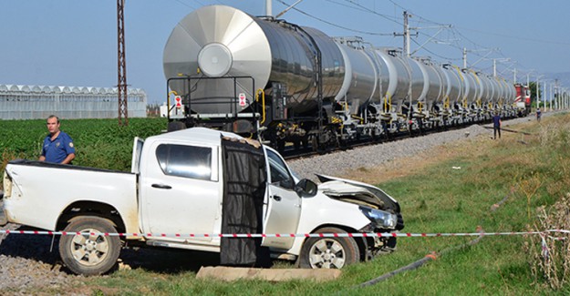 Adana'da Yük Treni DSİ'nin Aracına Çarptı: 1 Ölü, 1 Yaralı