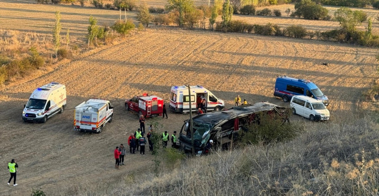 Afyonkarahisar'da Yolcu Otobüsü Devrildi, 21 Kişi Yaralandı