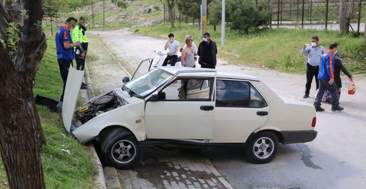 Afyonkarahisar’da Otomobil Çocuk Parkı Duvarına Çarptı