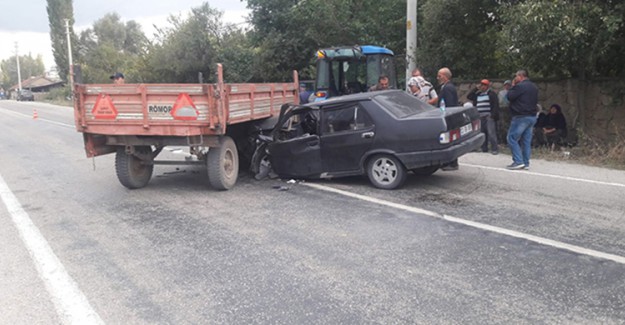 Afyonkarahisar'da Traktör İle Otomobil Çarpışması Sonucunda 5 Kişi Yaralandı