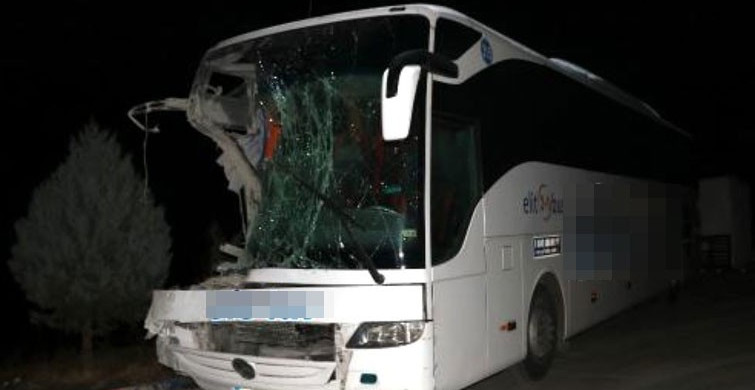 Afyonkarahisar'da Yolcu Otobüsü ile Kamyon Çarpıştı: 10 Yaralı