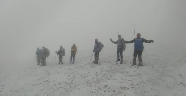 Ağrı Dağı'na Tırmanan Dağcılar Fırtınanın Ortasında Kaldı