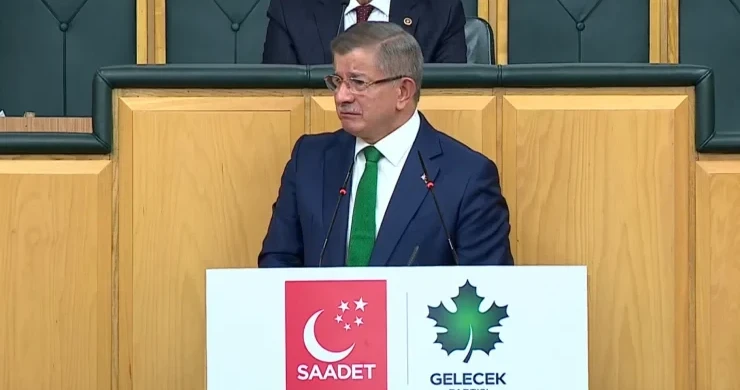 Ahmet Davutoğlu kürsüde ağladı