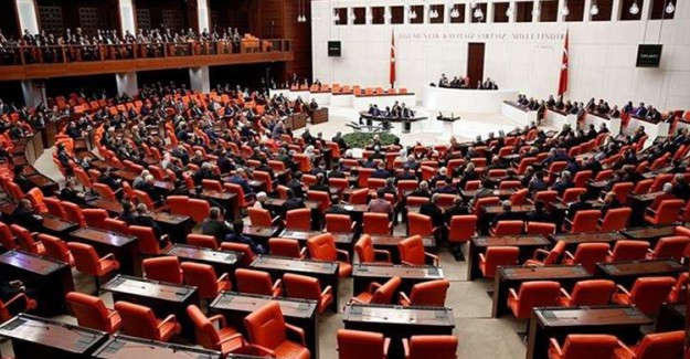AK Parti Kritik Kanunu Meclis'e Sundu!