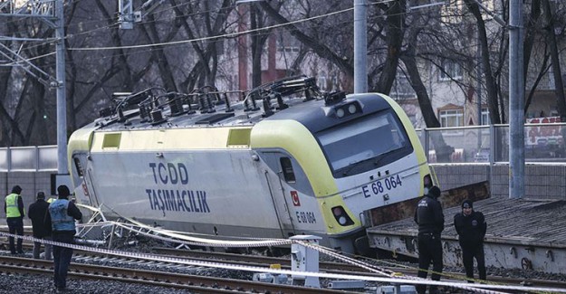 Akaryakıt Yüklü Tren Ankara'da Raylardan Çıktı