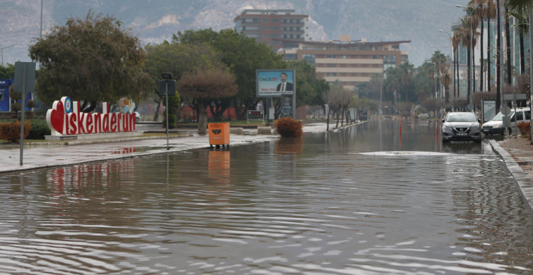 Akdeniz’de korkutan sağanak yağış! Ev ve işyerlerini su bastı