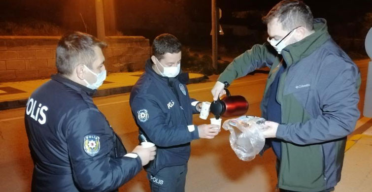 Aksaray’da Bir Doktor Denetime Çıkan Polislere Çay Ve Kek İkram Etti