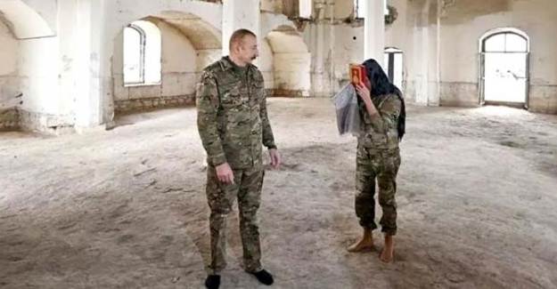 Aliyev ile Eşi, Harabe Camiye Ayakkabılarını Çıkarıp Girince Gönülleri Fethetti