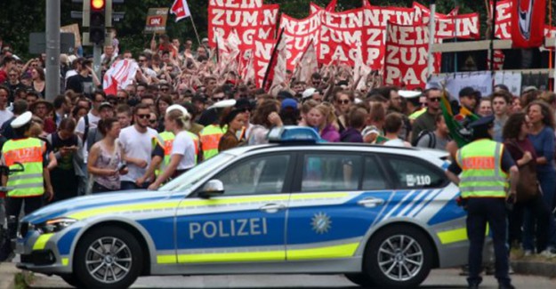 Alman Halkı Polisleri Protesto Etti