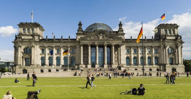 Alman Parlamentosuna Kundaklama Girişiminde Bulunuldu