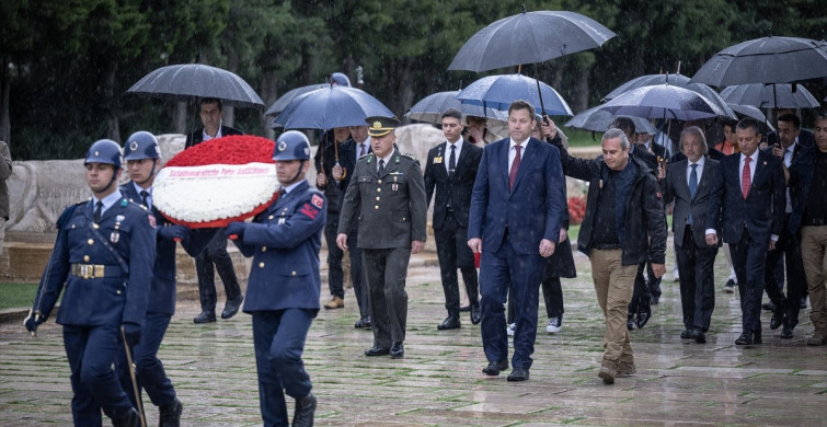 Almanya SPD Eş Genel Başkanı Lars Klingbeil Anıtkabir'i Ziyaret Etti