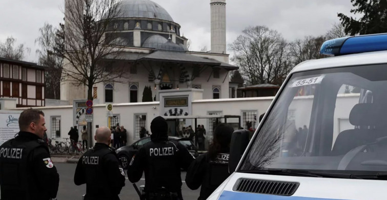 Almanya'da 150 Kişilik Bir Grup Camiye Saldırırdı: 11 Kişi Gözaltına Alındı
