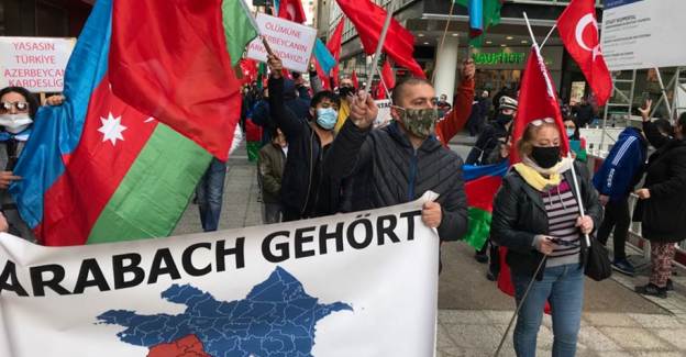 Almanya'da Ermenistan'ı Protesto Yürüyüşleri Düzenlendi