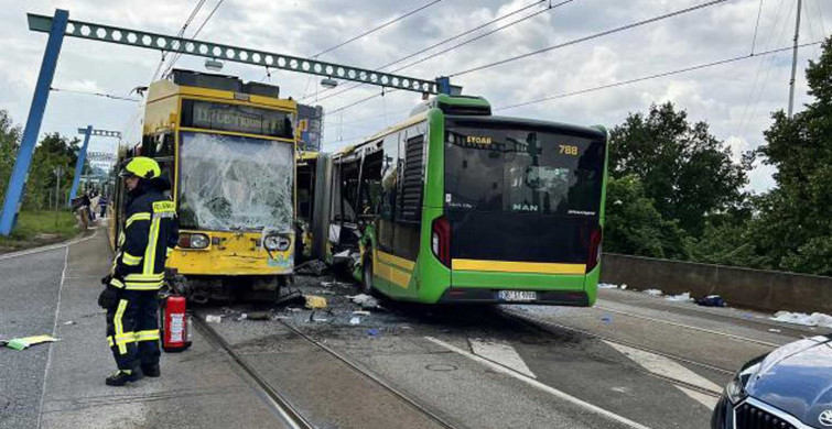 Almanya'da korkunç kaza! Otobüs ile tren çarpıştı: Çok sayıda yaralı var
