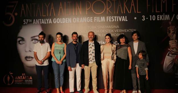 Altın Portakal'ın İlk Filmi Olan Kar Kırmızı Seyirciyle Buluştu
