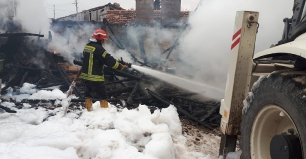 Amasya'da Yangın! 2 Katlı Ahşap Ev Kullanılamaz Hale Geldi