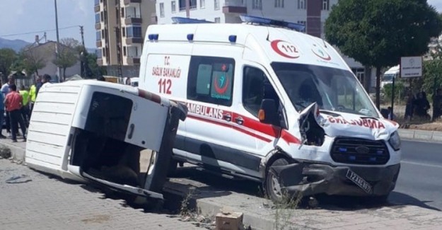 Ambulans İle Hafif Ticari Araç Çarpıştı: 6 Yaralı
