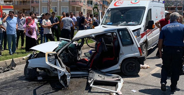 Ambulans İle Otomobil Çarpışması Sonucu 2 Kişi Öldü 1 Kişi Ağır Yaralandı