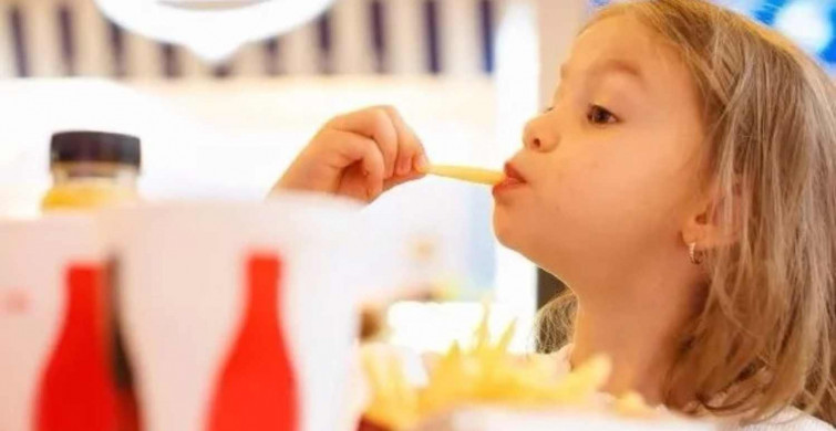 Anne Babalar dikkat! Bu yiyecekleri çocuklarınızdan uzak tutun: Zeka geriliğine neden oluyor