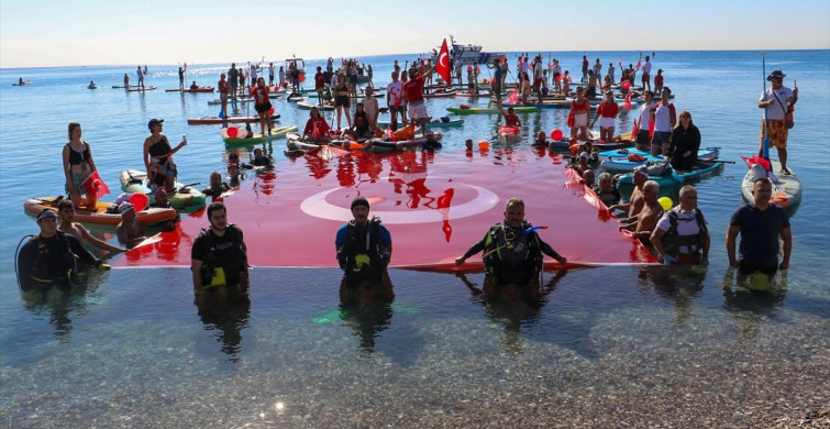 Antalya'da Cumhuriyet Bayramı Denizde Coşkuyla Kutlandı