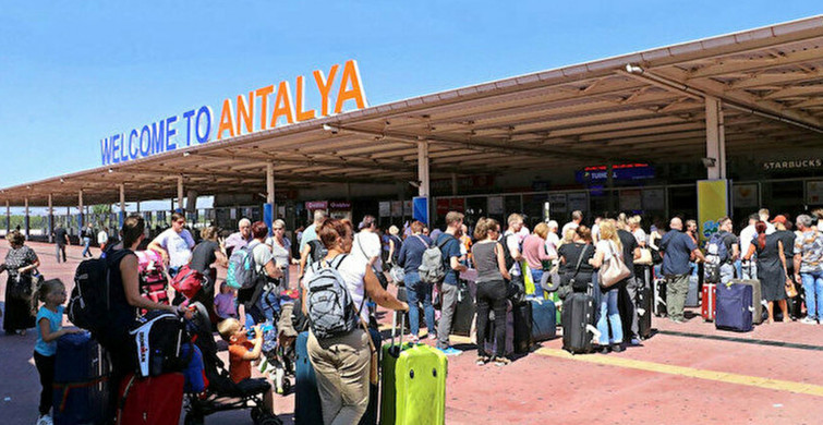 Antalya 7 Ayda 3 Milyon 396 Bin Turiste Ev Sahipliği Yaptı
