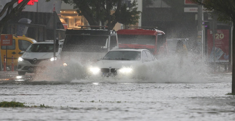 Antalya sağanak yağışa teslim oldu: Sokaklar göle döndü