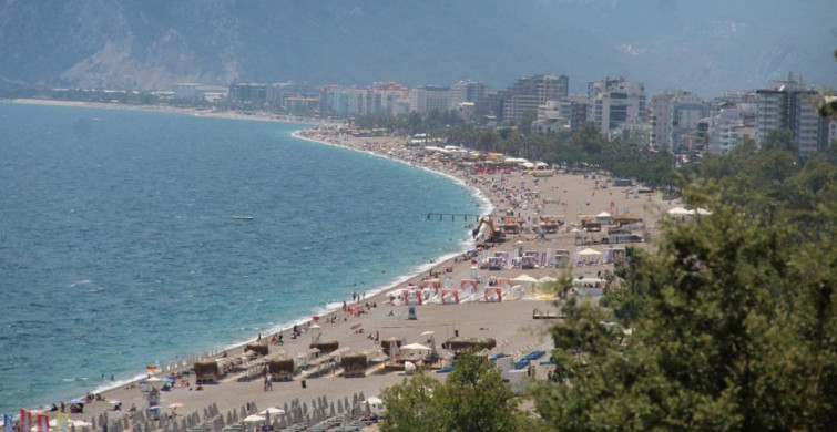 Antalya Sahilleri Turistler İle Doldu