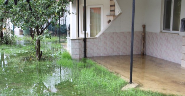 Antalya'da Bazı Evler Sular Altında Kaldı