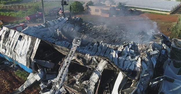 Antalya'da Bidon Fabrikasında Korkutan Yangın
