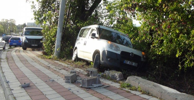 Antalya’da Bir Sürücü Kaza Yaptıktan Sonra Aracını Bırakıp Kaçtı