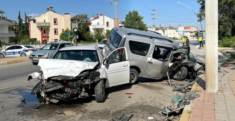 Antalya’da İki Araç Boş Yolda Kafa Kafaya Çarpıştı