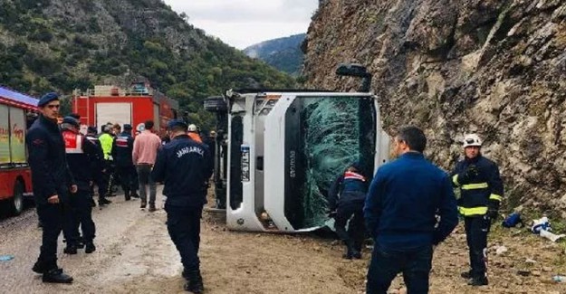 Antalya'da Midibüs Devrildi! 2 Kişi Öldü 15 Kişi Yaralandı