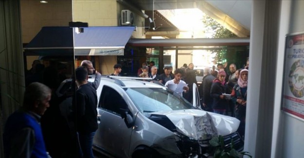 Antalya'da Otomobil Açıköğretim Bürosuna Çarptı! 1 Ölü,2 Yaralı!