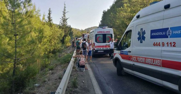 Antalya'da Polonyalı Turistleri Taşıyan Minibüs Devrildi: 25 Yaralı