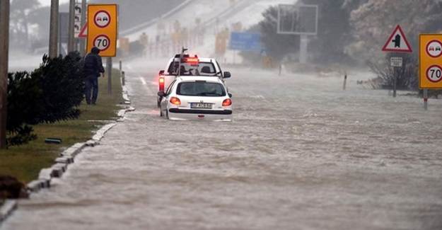 Antalya'da Sağanak Yağmur Yolları Göle Çevirdi