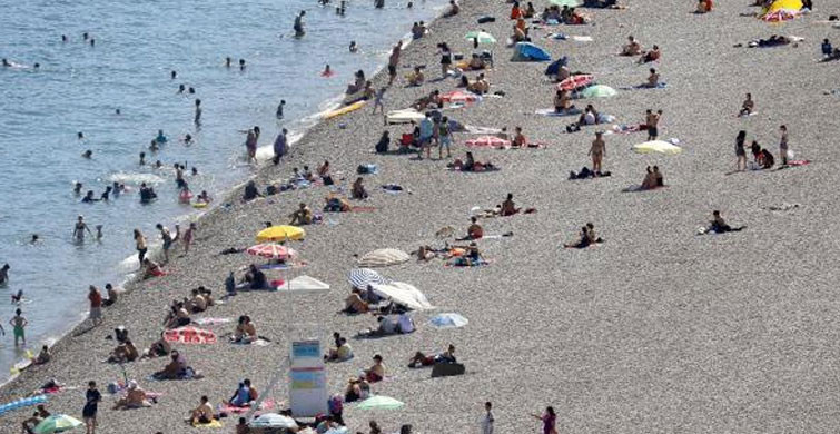 Antalya'da Sıcakların Yükselmesiyle Turistler Sahillere Koştu