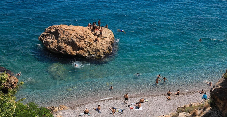 Antalya’daki Konyaaltı Plajı'nda Kısıtlama Öncesi Yoğunluk Oluştu