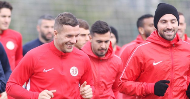 Antalyaspor'da Yeni Transferler Podolski Ve Ersan İlk Antrenmana Çıktı