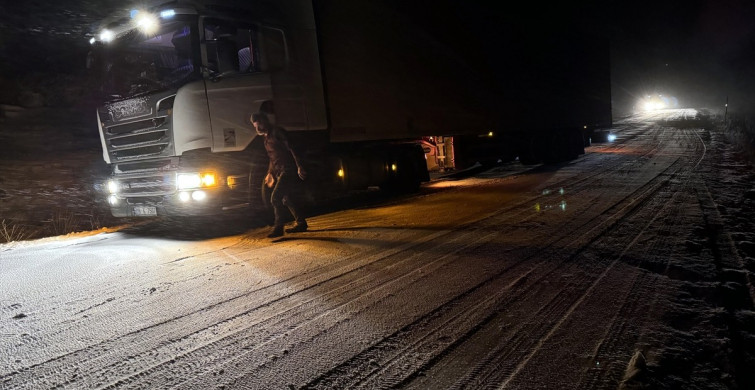 Ardahan'da Kar ve Buzlanma Nedeniyle Tırlar Yolda Kaldı