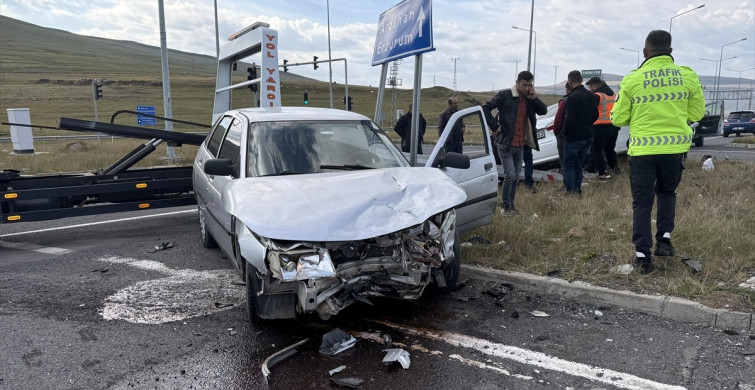 Ardahan'da Kaza: İki Otomobil Çarpıştı, 4 Yaralı