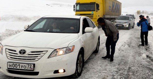 Ardahan'da Yağan Kar Vatandaşları Yolda Bıraktı