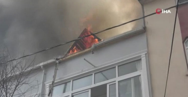 Arnavutköy'de Bir Binanın Çatı Katı Alev Alev Yandı