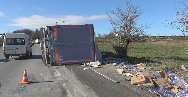Arnavutköy'de TIR Devrildi: 1 Yaralı