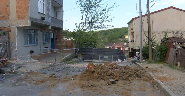 Arnavutköy'de yağış ve inşaat çalışmaları sonrası yol çöktü, bina boşaltıldı!