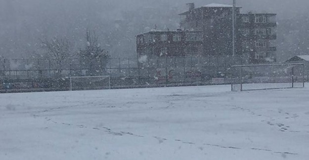 Artvin’de Kar Yağışı Nedeniyle 3. Lig Maçı Ertelendi