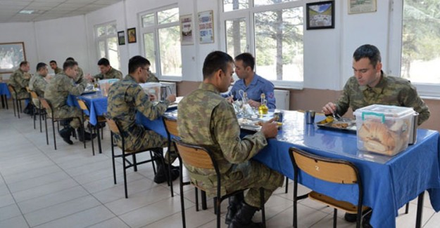 Askerler Coronavirüse Karşı Aralıklı Oturuyor