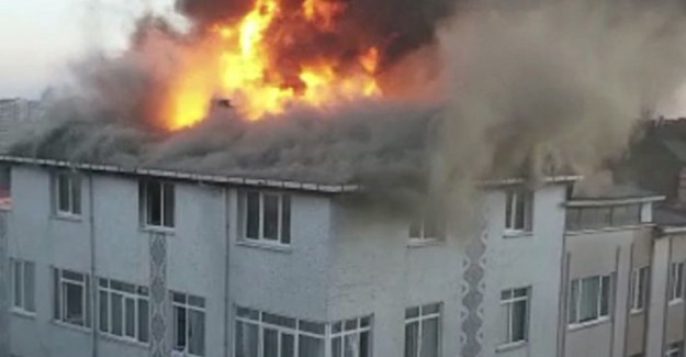 Ataşehir'de Üç Katlı Apartmanın Çatısı Alev Alev Yandı