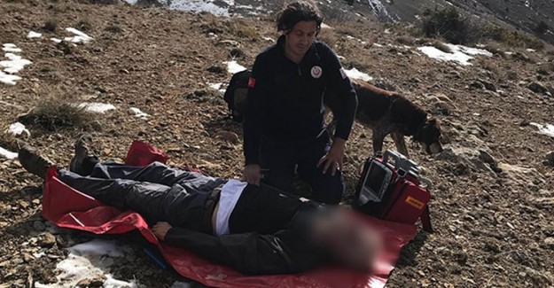 Avcı Dağda Hayatını Kaybetti! Köpeği Başından Ayrılmadı