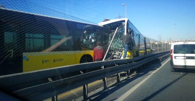 Avcılar'da İki Metrobüs Kafa Kafaya Çarpıştı